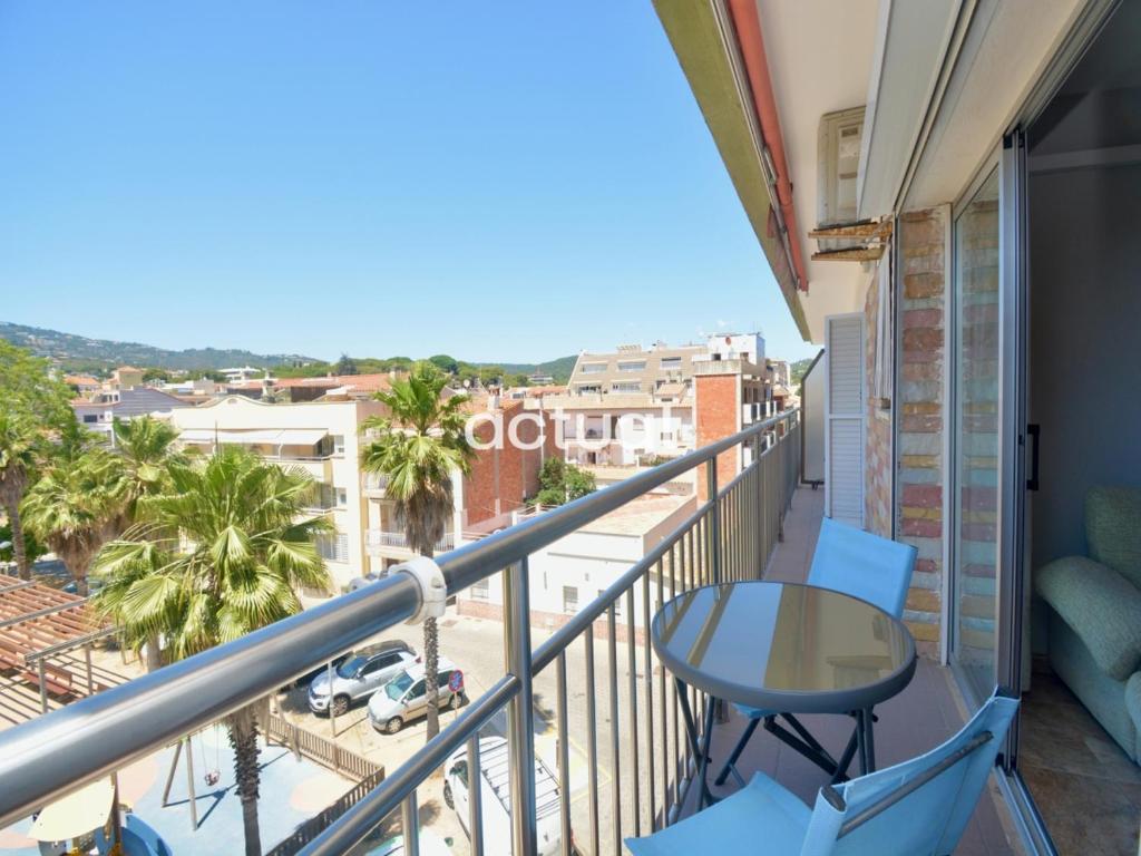 een balkon met een tafel en stoelen en uitzicht op de stad bij Stella 21 in Platja  d'Aro