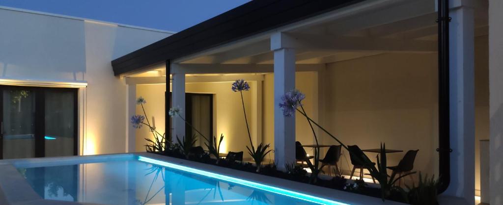Bazén v ubytování Thalassa Rooms nebo v jeho okolí