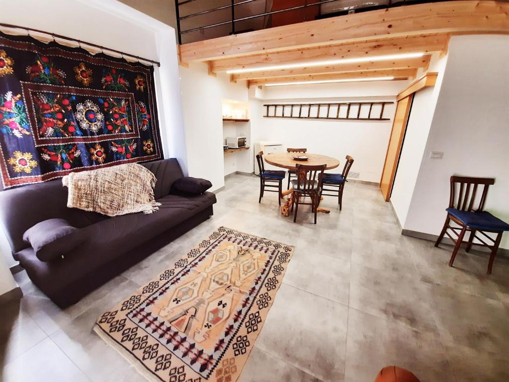 een woonkamer met een bank en een tafel bij B&b la vecchia corte in Copertino