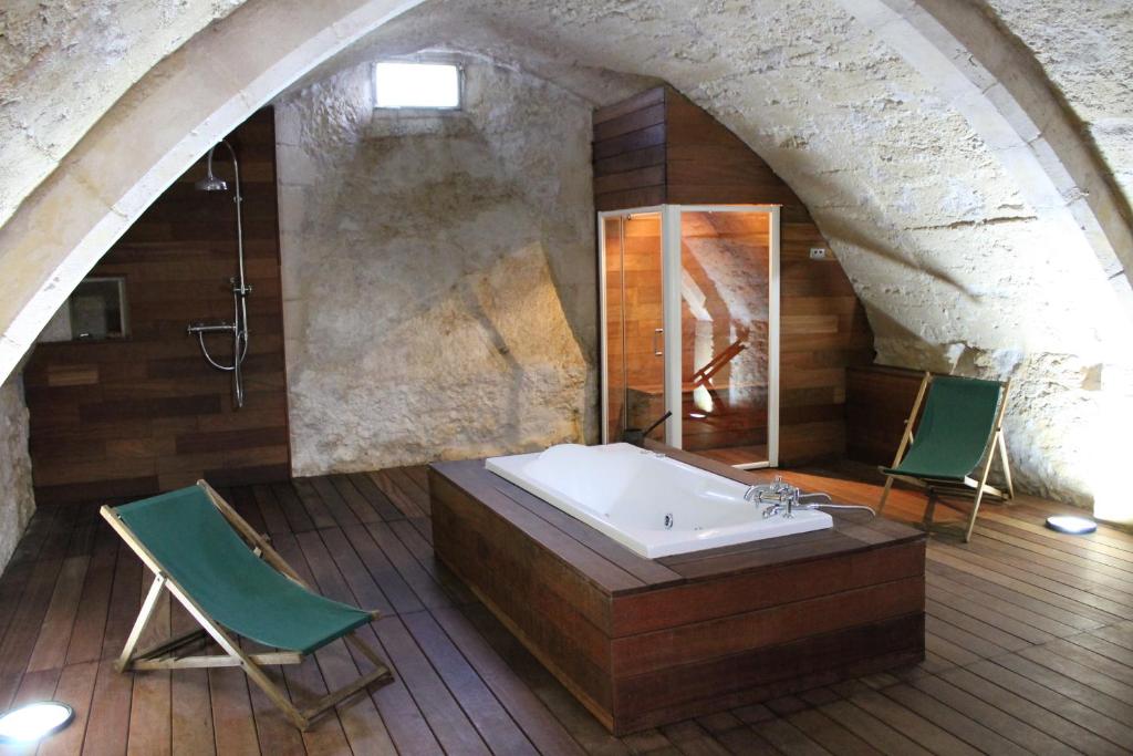 Una cama o camas en una habitación de Chateau de Forges