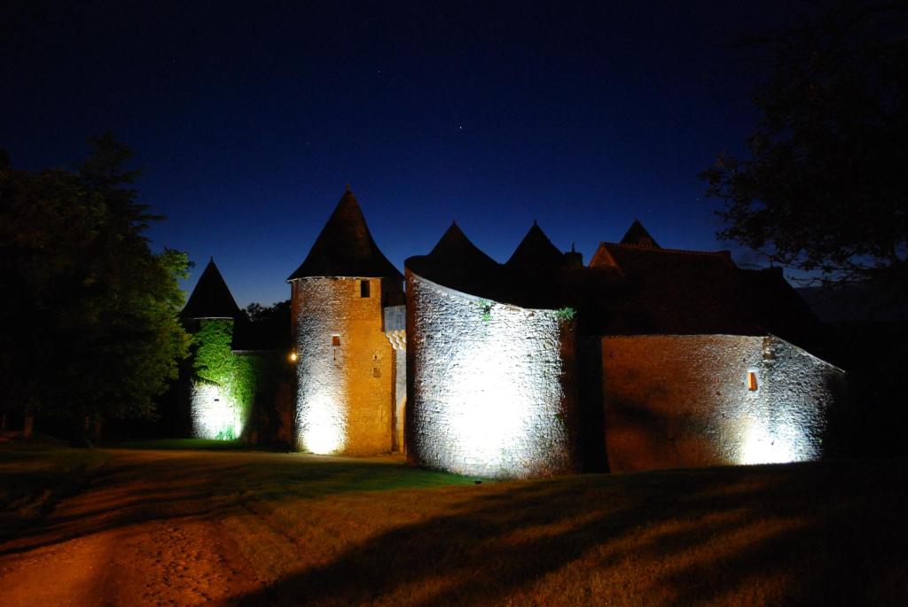 un castillo de noche con luces encendidas en Chateau de Forges en Concremiers