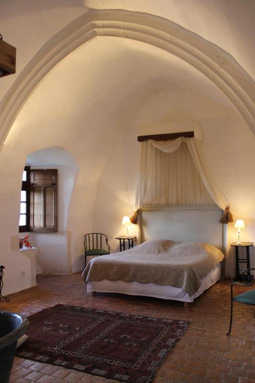 Una cama o camas en una habitación de Chateau de Forges