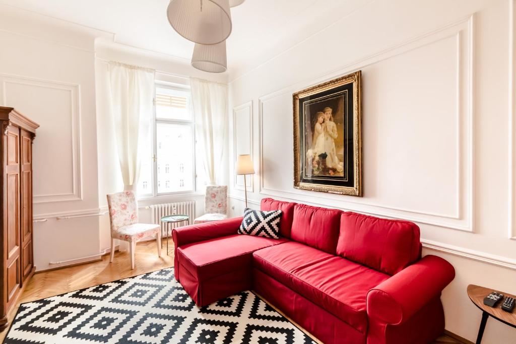 Posedenie v ubytovaní Golden Esthetic with Red Sofa Apartment