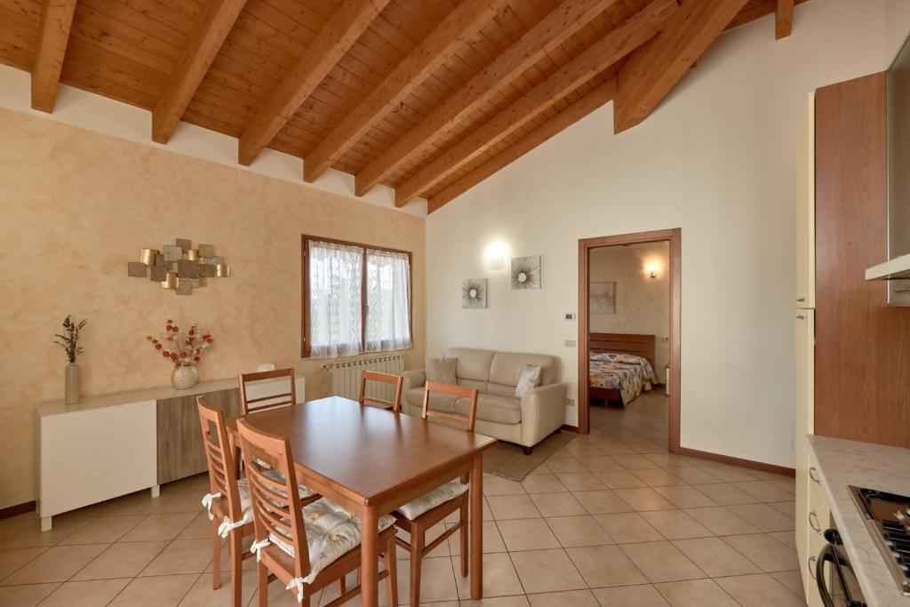 een keuken en een woonkamer met een tafel en stoelen bij Dora's Apartment in Desenzano del Garda