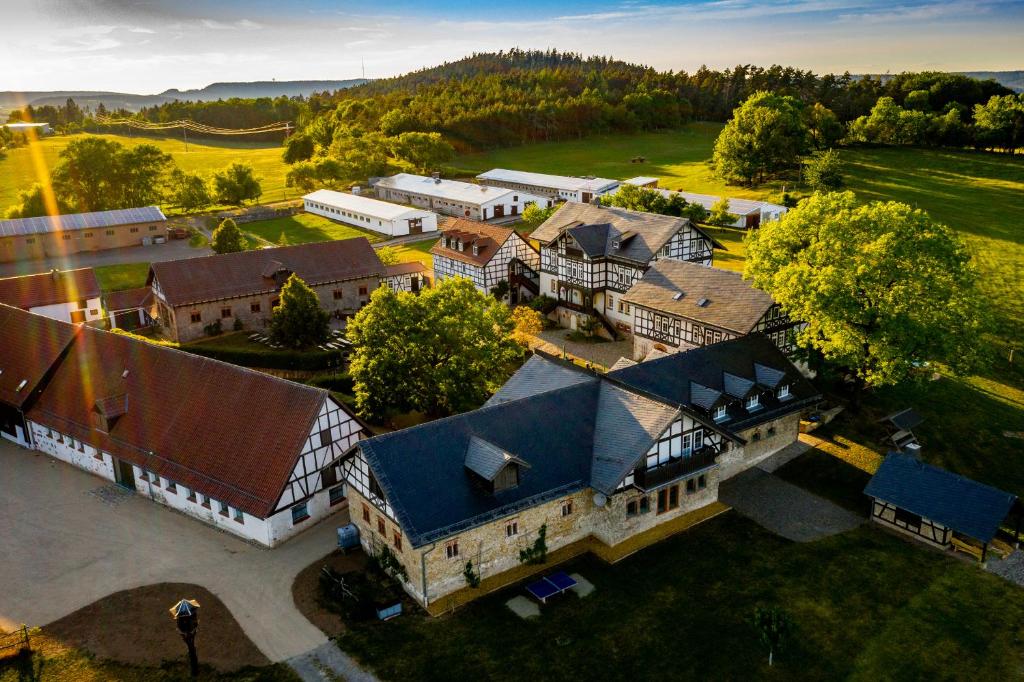 eine Luftansicht eines großen Gebäudes mit einem Hof in der Unterkunft Ferienhof Domäne Groschwitz in Rudolstadt