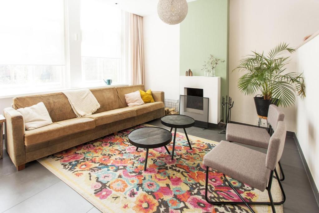 sala de estar con sofá y 2 mesas en Amazing and stylish house near city center Dordrecht, close to Rotterdam, en Dordrecht