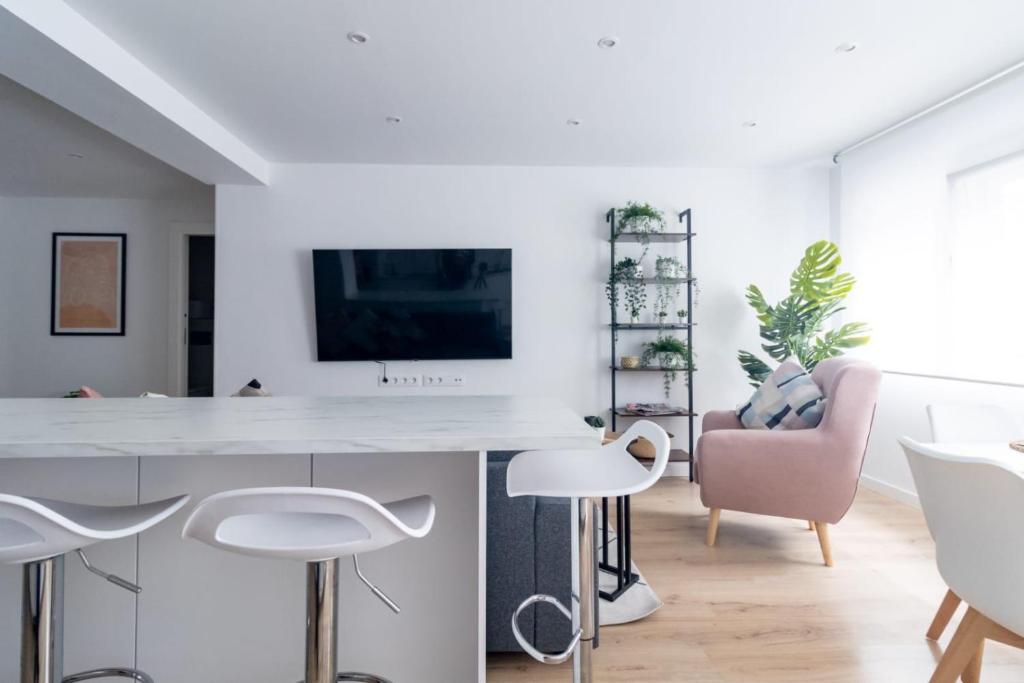 TV a/nebo společenská místnost v ubytování Lujoso apartamento entre 2 playas con garaje, wifi