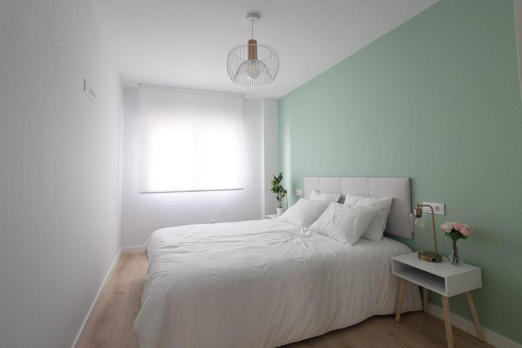 Postel nebo postele na pokoji v ubytování Lujoso apartamento entre 2 playas con garaje, wifi