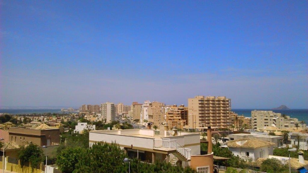 vistas a una ciudad con edificios y al océano en Apart Rubi II Vv en La Manga del Mar Menor