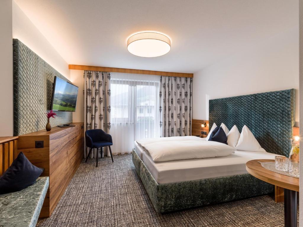 Postel nebo postele na pokoji v ubytování Hotel Landhaus Zillertal