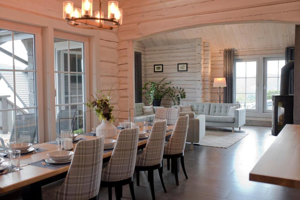 uma sala de jantar com mesa e cadeiras em Góry Świateł em Krynica-Zdrój