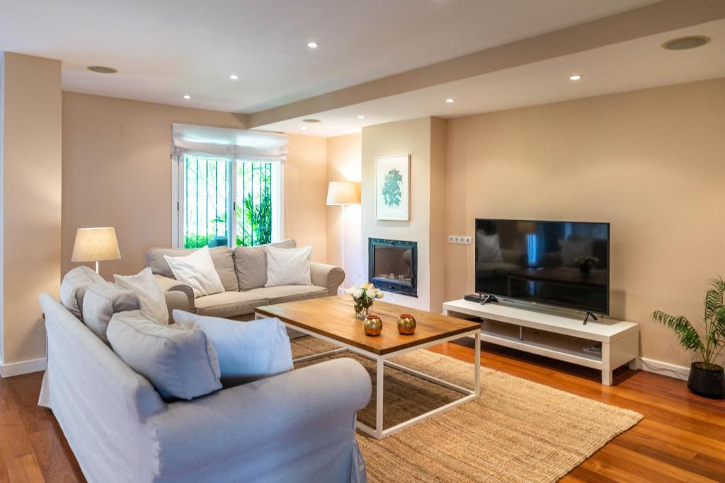 TV a/nebo společenská místnost v ubytování Casa la Concha - Marbellamar Beach Townhouse