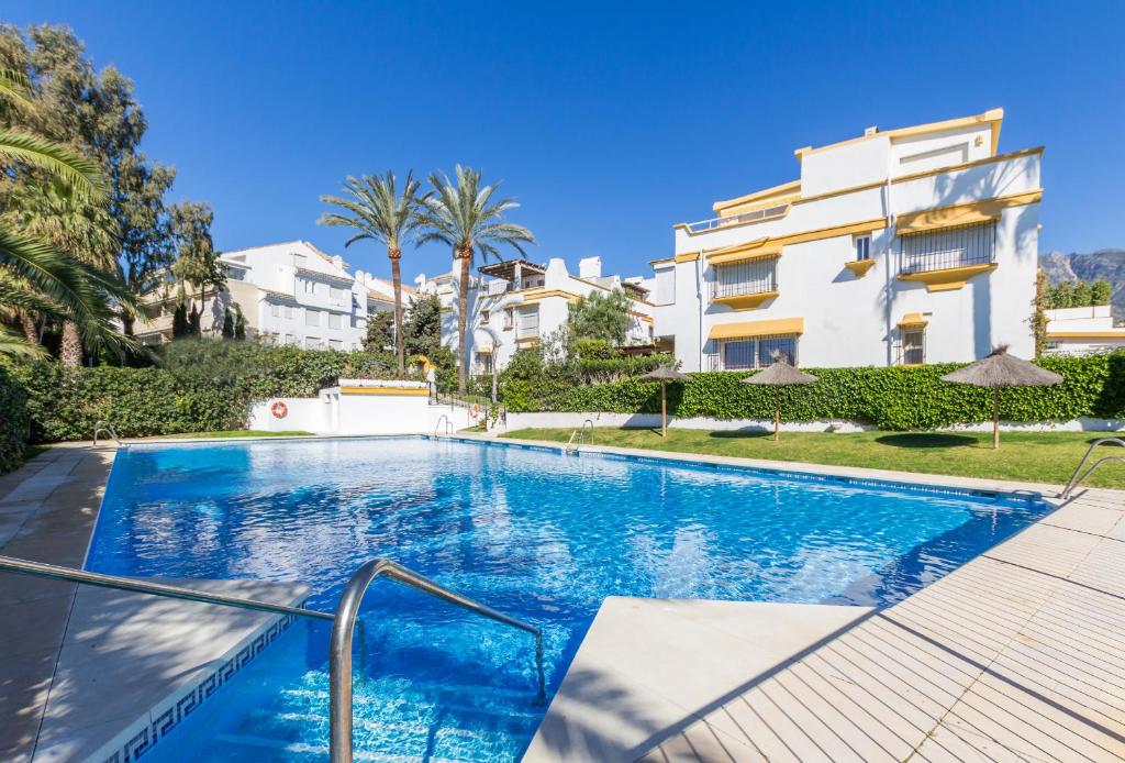 Bazén v ubytování Casa la Concha - Marbellamar Beach Townhouse nebo v jeho okolí