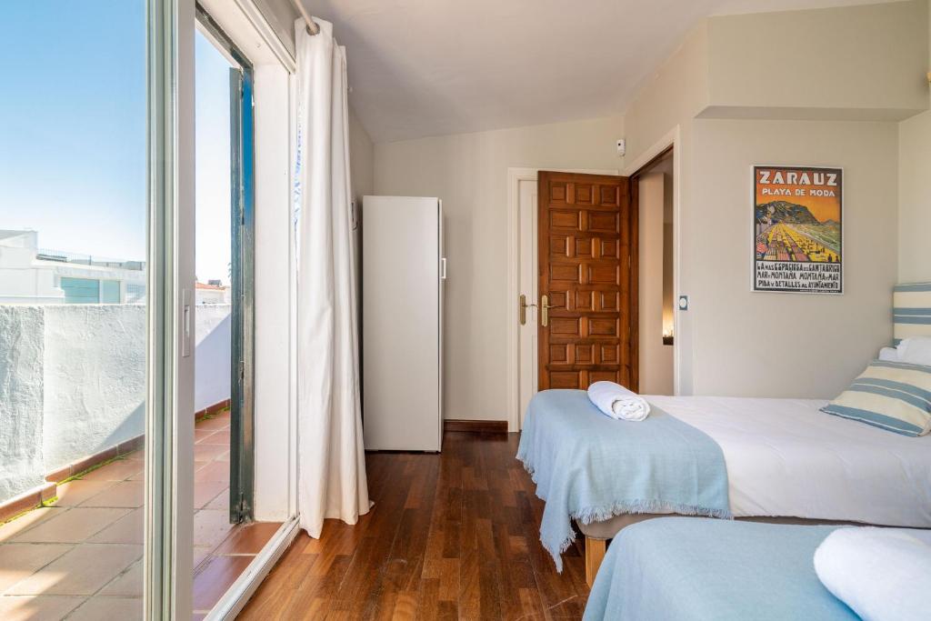 Postel nebo postele na pokoji v ubytování Casa la Concha - Marbellamar Beach Townhouse