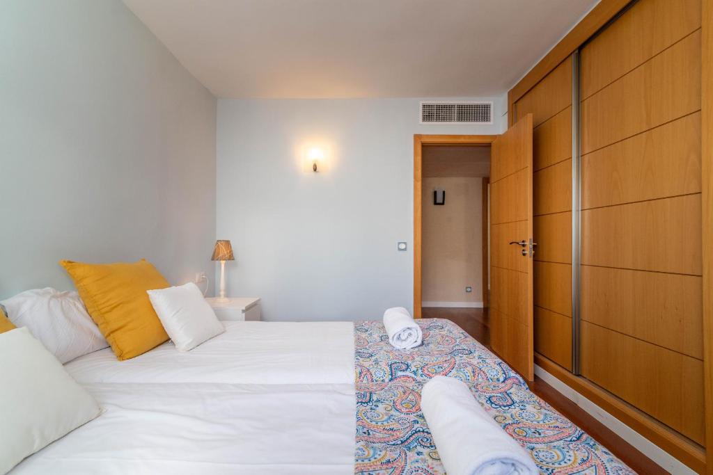 Postel nebo postele na pokoji v ubytování Casa la Concha - Marbellamar Beach Townhouse