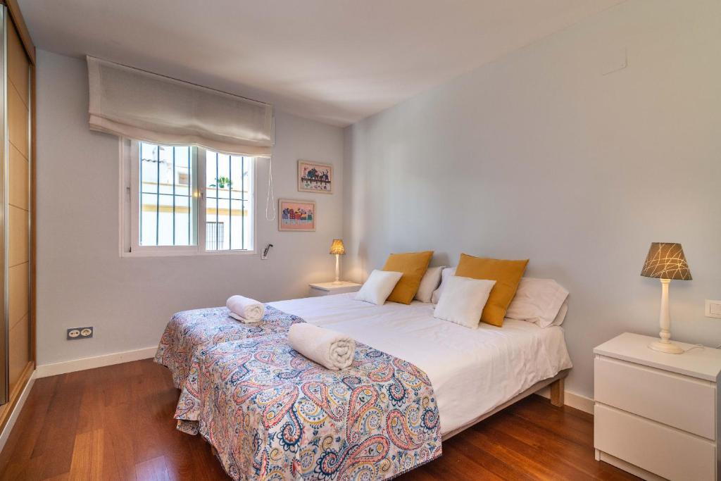 Postel nebo postele na pokoji v ubytování Casa la Concha - Marbellamar Beach Townhouse