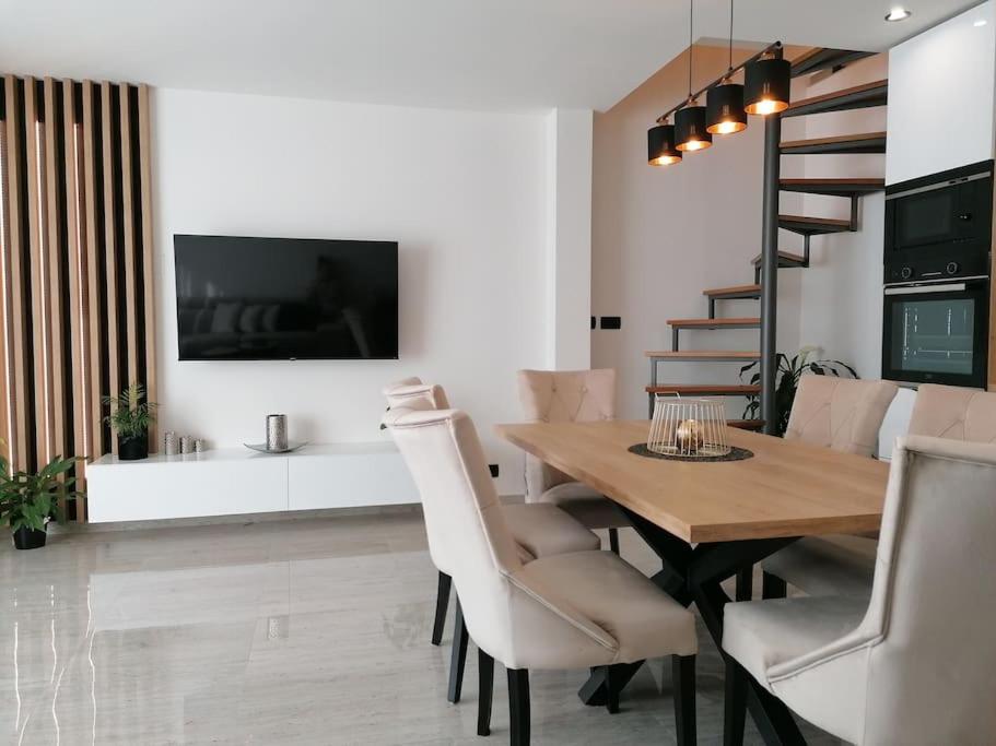 Televízia a/alebo spoločenská miestnosť v ubytovaní APARTMAN MAX !!!!