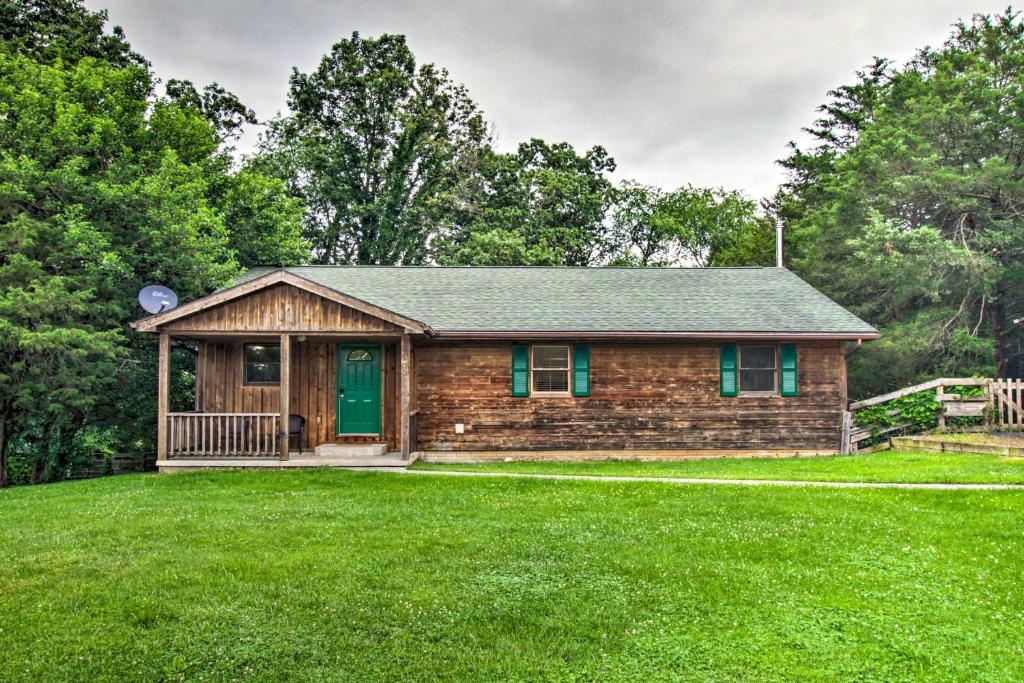 una cabaña de madera con una puerta verde en un patio en Pet-Friendly VA Home about 30 Mi to Shenandoah NP 