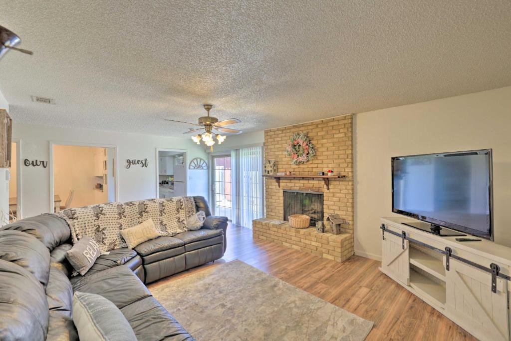 ein Wohnzimmer mit einem Sofa und einem Flachbild-TV in der Unterkunft Charming Fort Worth Retreat about 12 Mi to Dtwn! in Fort Worth