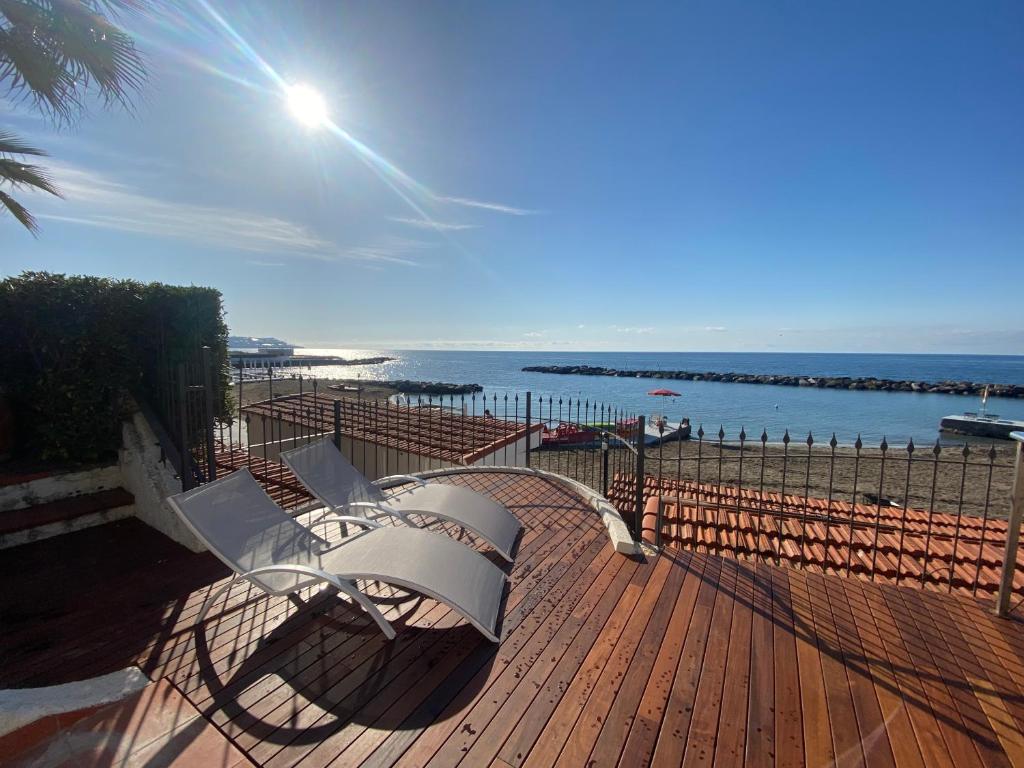eine Bank, die auf einer Terrasse mit Meerblick sitzt in der Unterkunft VILLA RITA SEA FRONT VIEW Sanremo in Sanremo