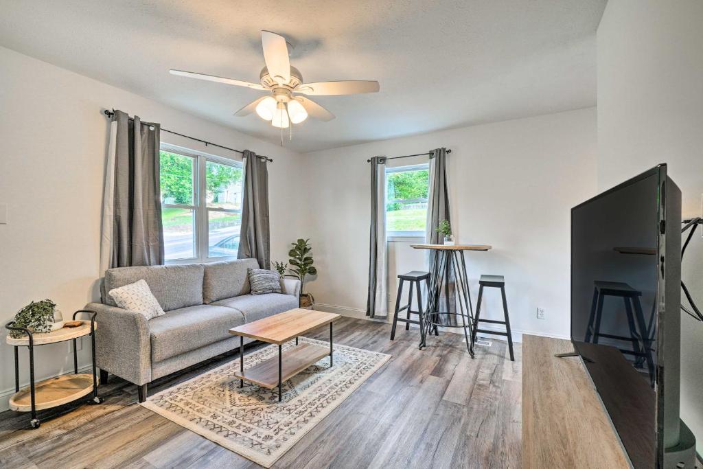 Un lugar para sentarse en Pet-Friendly Pad about 3 Mi to Dtwn Knoxville!