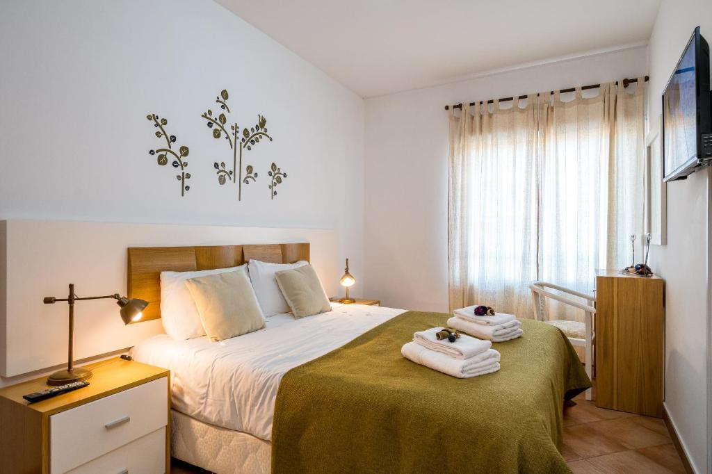 サンタ・ルジアにあるCalmness and beauty in Santa Luziaのベッドルーム1室(ベッド1台、タオル2枚付)