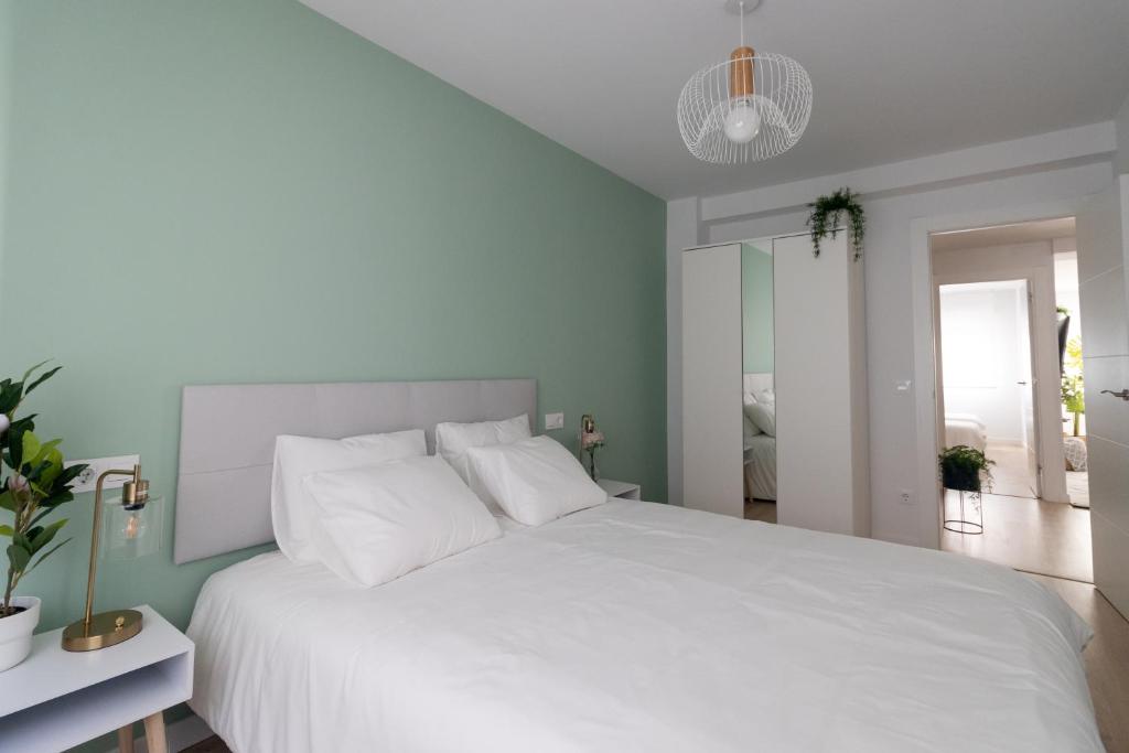 Postel nebo postele na pokoji v ubytování Lujoso apartamento entre 2 playas con garaje, wifi