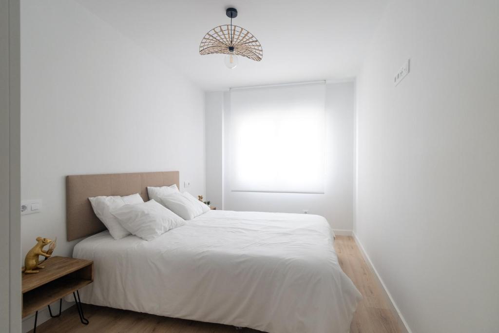 Postel nebo postele na pokoji v ubytování Lujoso apartamento entre 2 playas con garaje, wifi