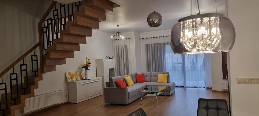 uma sala de estar com um sofá e uma escada em Villa MISTRAL przy plaży em Sława
