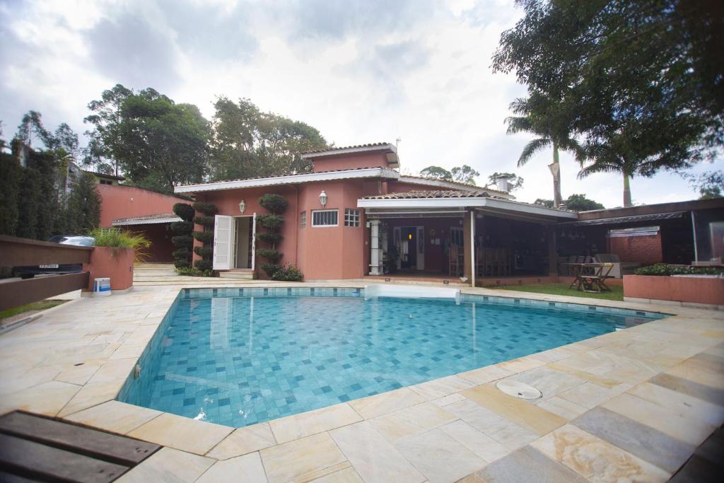 une grande piscine en face d'une maison dans l'établissement Casa de Campo com acesso a Represa em Piracaia SP, à Piracaia
