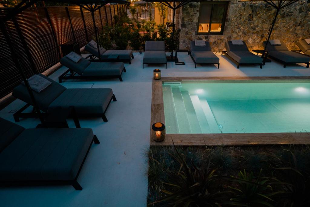 Bazén v ubytovaní Capital Luxury Suites alebo v jeho blízkosti