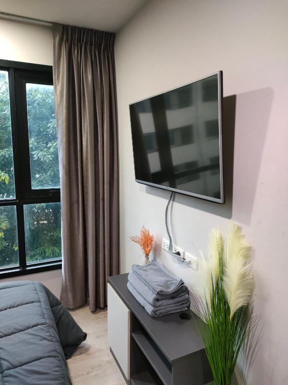 TV a/nebo společenská místnost v ubytování THE BASE apartments at central pattaya