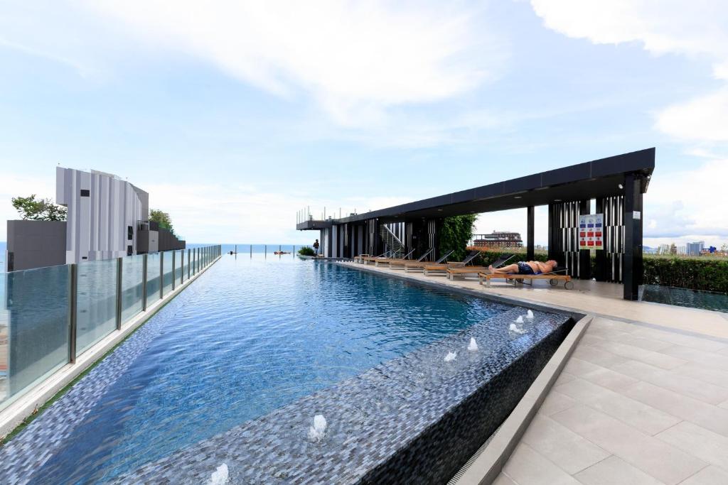 una piscina infinita en la azotea de un edificio en THE BASE apartments at central pattaya en Pattaya Central