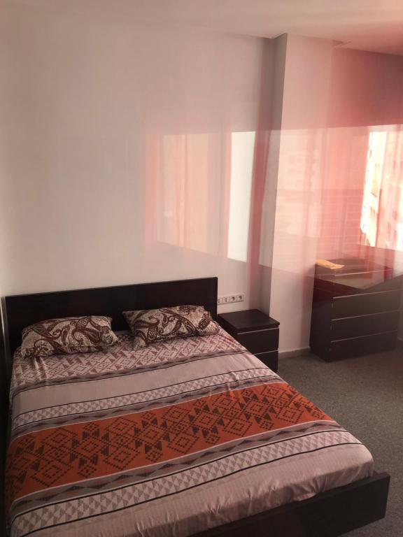 1 dormitorio con 1 cama, 2 vestidores y ventana en Chez ZAKARIA de Lyon, en Meknès