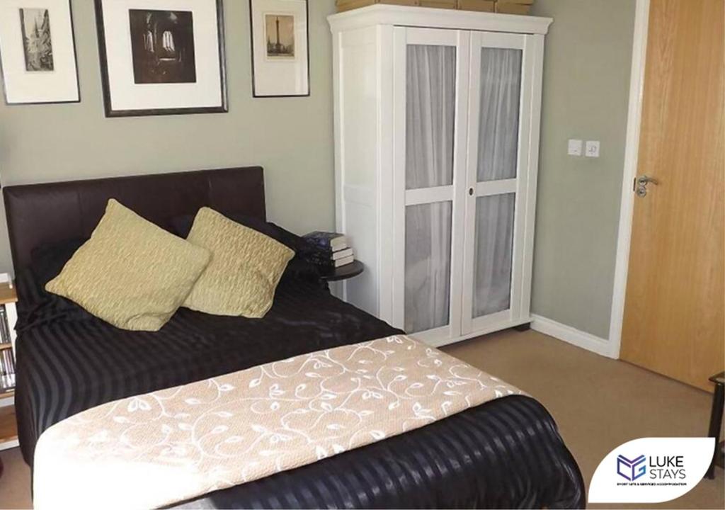 A bed or beds in a room at Luke Stays - Roundhaven