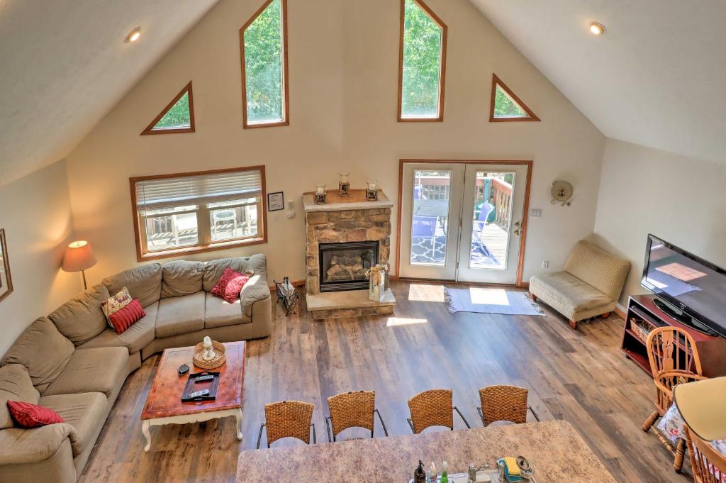 un salon avec un canapé et une cheminée dans l'établissement Deck, Hot Tub and Game Room Lake Harmony Home, à Lake Harmony