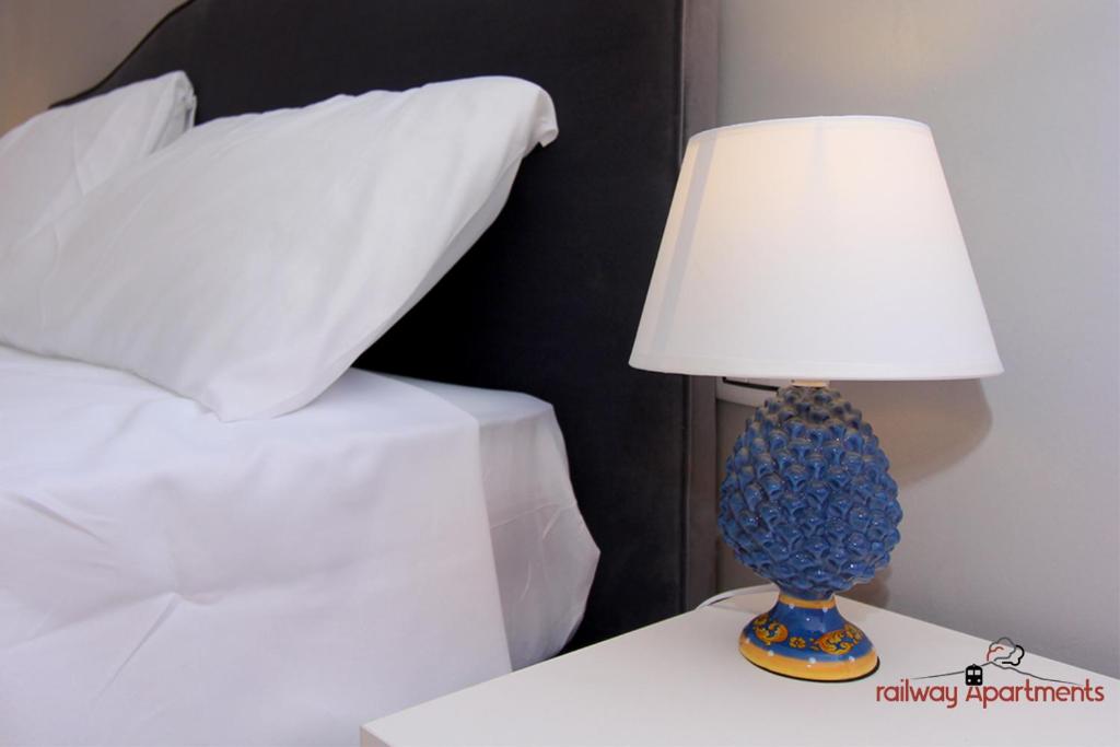 Postel nebo postele na pokoji v ubytování Railway Apartments