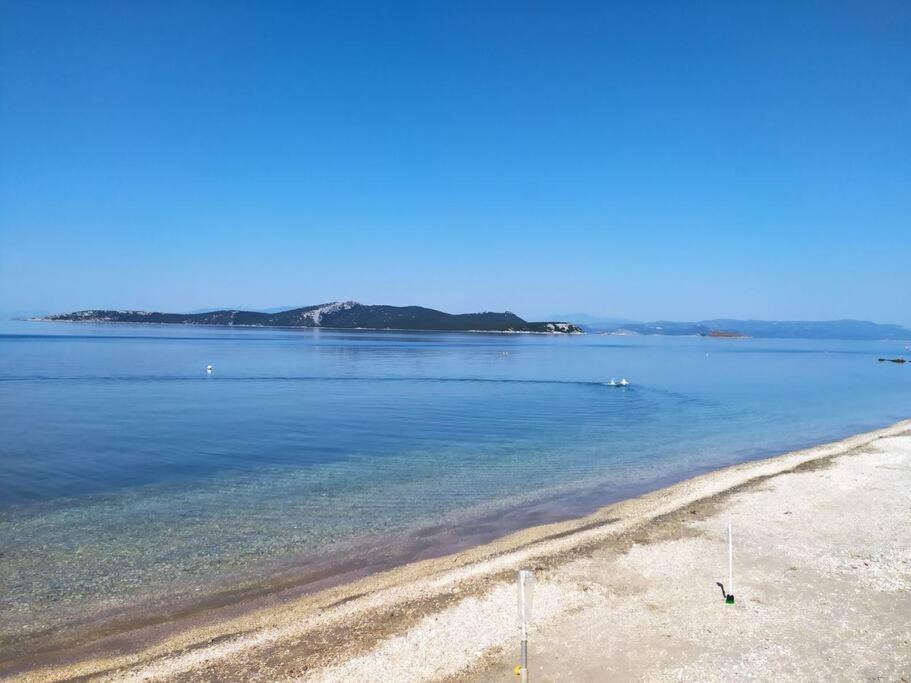 een uitzicht op een strand met blauw water bij Το σπίτι της Μαργαρίτας στην παραλία in Nea Stira