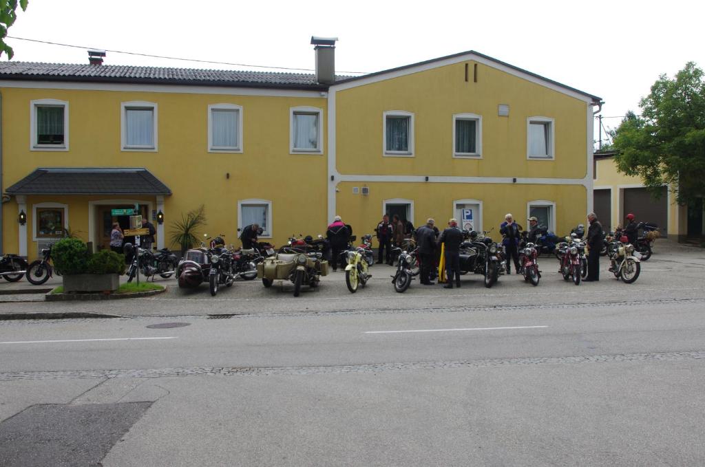 eine Gruppe von Motorrädern, die vor einem gelben Gebäude geparkt werden in der Unterkunft Natur.gut Gartner in Sankt Marien