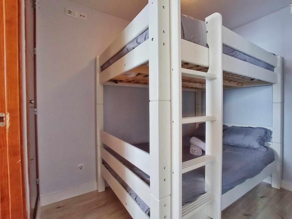 sypialnia z łóżkiem piętrowym w pokoju z łóżkiem w obiekcie Estudio Infinity con parking w mieście Sierra Nevada