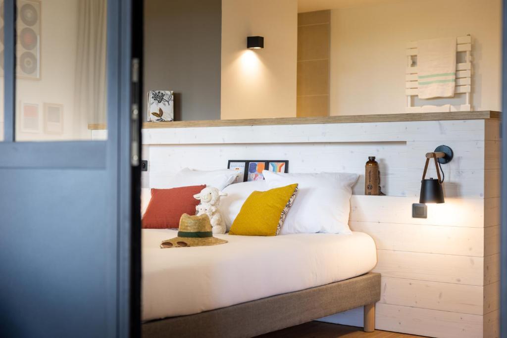 La Bergerie Yves Rocher tesisinde bir odada yatak veya yataklar