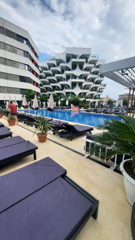 un hotel con piscina e un edificio di Ayan-Ayaz luxury a Năvodari