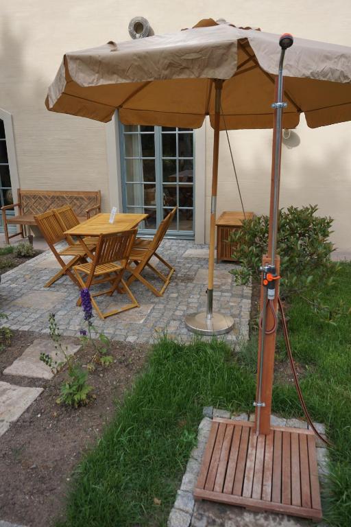 Ein Garten an der Unterkunft Alte Brennerei Schloss Zehista OG Akelei