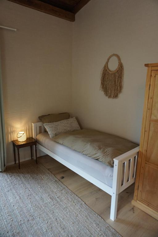 Ein Bett oder Betten in einem Zimmer der Unterkunft Alte Brennerei Schloss Zehista OG Akelei