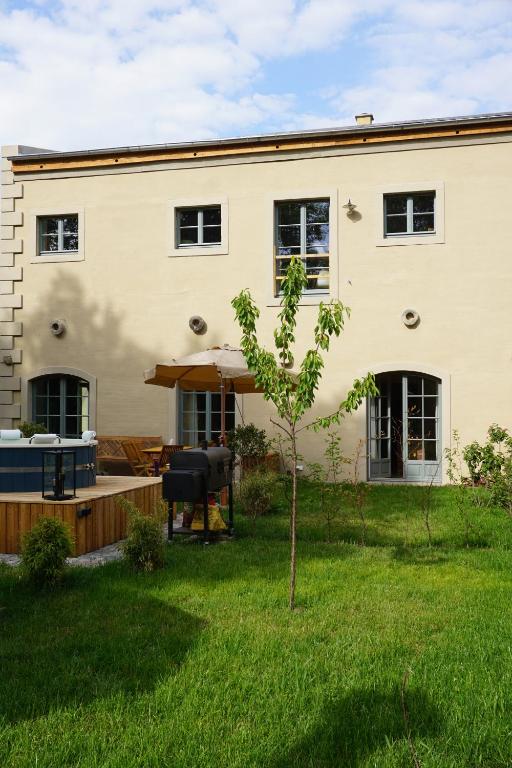 Ein Garten an der Unterkunft Alte Brennerei Schloss Zehista OG Akelei