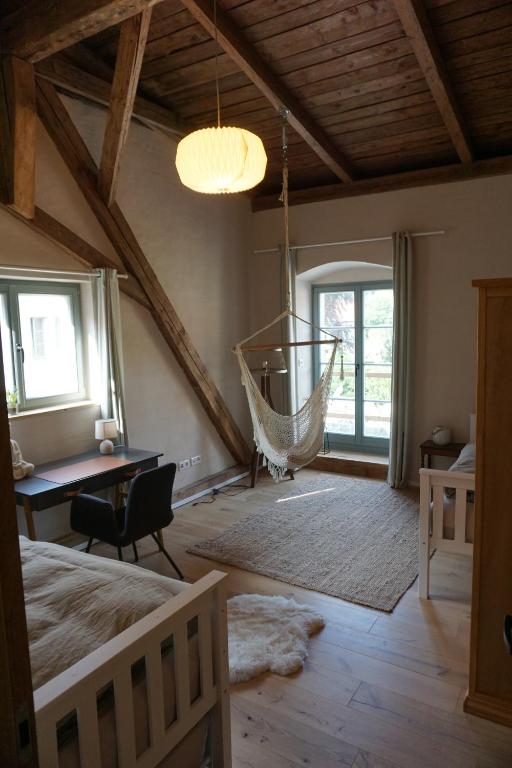Ein Bett oder Betten in einem Zimmer der Unterkunft Alte Brennerei Schloss Zehista OG Akelei