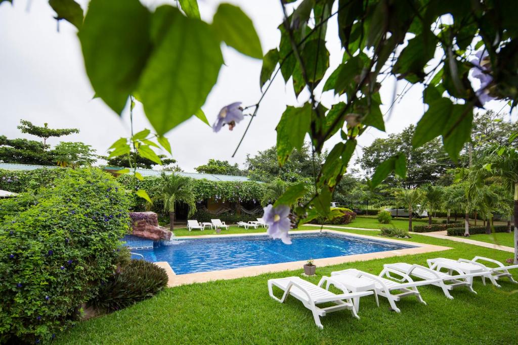 Bazén v ubytování Apartments-Villas Playa Potrero 1 nebo v jeho okolí