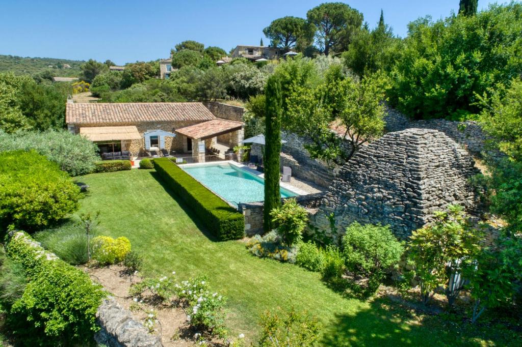 an aerial view of a garden with a swimming pool at Villa Vermentine in Gordes
