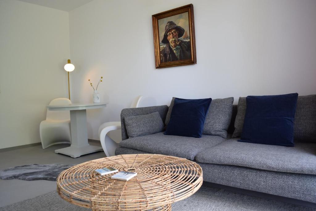 ein Wohnzimmer mit einem Sofa und einem Couchtisch in der Unterkunft Ferienwohnung Backfisch, 500m zum Strand, Terrasse mit Garten in Graal-Müritz