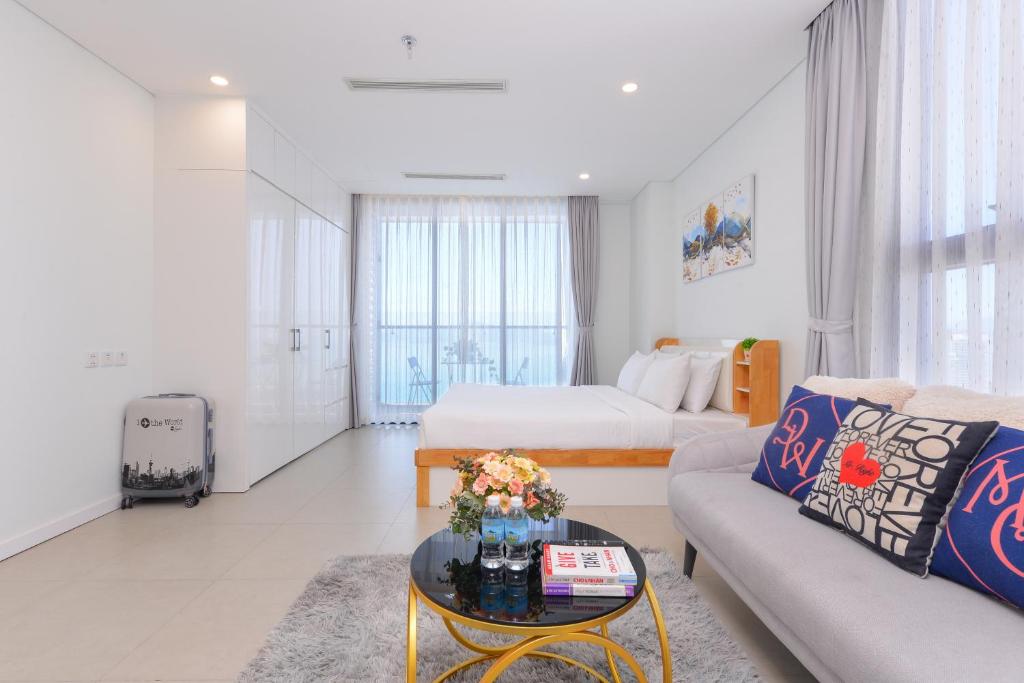 Khu vực ghế ngồi tại S Lux Apartment Scenia Bay Nha Trang